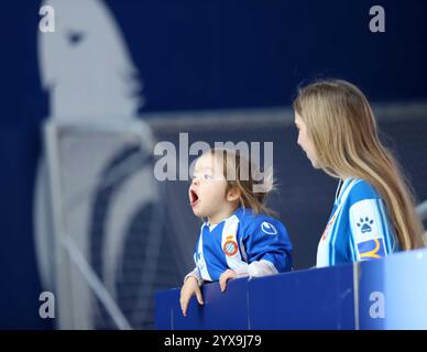 Sabadell, Barcelona, Spanien. Dezember 2024. Barcelona Spanien 14.12.2024 Espanyol-Fans schauen während der La Liga EA Sports zwischen Espanyol und Osasuna am 14. Dezember 2024 in Barcelona im RCDE-Stadion an. (Kreditbild: © Xavi Urgeles/ZUMA Press Wire) NUR REDAKTIONELLE VERWENDUNG! Nicht für kommerzielle ZWECKE! Stockfoto