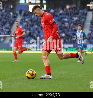 Sabadell, Barcelona, Spanien. Dezember 2024. Barcelona Spanien 14.12.2024 Abel Bretones (Osasuna) kontrolliert den Ball während der La Liga EA Sports zwischen Espanyol und Osasuna am 14. Dezember 2024 im RCDE-Stadion in Barcelona. (Kreditbild: © Xavi Urgeles/ZUMA Press Wire) NUR REDAKTIONELLE VERWENDUNG! Nicht für kommerzielle ZWECKE! Stockfoto