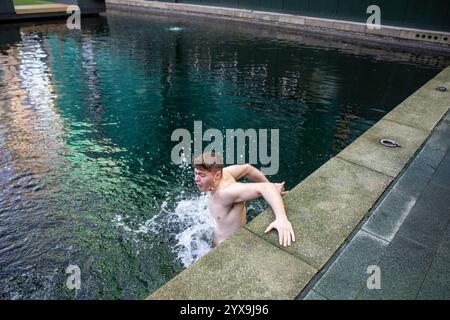 Ein Mann springt ins Wasser Hunderte von Offenbarern, die als Weihnachtsmann verkleidet sind, nehmen an der Londoner Santa Con 2024 Teil. Mit seinen Anfängen in den Vereinigten Staaten ist Santa Con zu einem traditionellen Ereignis vor Weihnachten in London geworden. Die Santas-Parade beginnt zwei Wochen vor Weihnachten mit einem Kneipenbummel durch London, singen und schenken Zuschauern Geschenke. Während die überwiegende Mehrheit der Teilnehmer an Santa Con gutmütig und gut benommen ist, hat es in der Vergangenheit Trunkenheit und Gewalt gegeben. Stockfoto