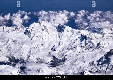 Zermatt aus der Vogelperspektive auf die verschneiten alpen Stockfoto