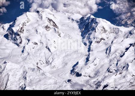 Zermatt aus der Vogelperspektive auf die verschneiten alpen Stockfoto