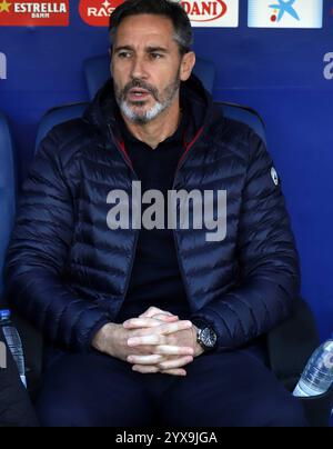 Sabadell, Barcelona, Spanien. Dezember 2024. Barcelona Spanien 14.12.2024 Trainer Vicente Moreno (Osasuna) Gesten während der La Liga EA Sports zwischen Espanyol und Osasuna im RCDE-Stadion am 14. Dezember 2024 in Barcelona. (Kreditbild: © Xavi Urgeles/ZUMA Press Wire) NUR REDAKTIONELLE VERWENDUNG! Nicht für kommerzielle ZWECKE! Stockfoto