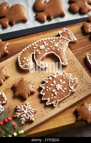 Hausgemachte Lebkuchen in Form von Igel und Fuchs, die mit weißer Glasur dekoriert sind Stockfoto