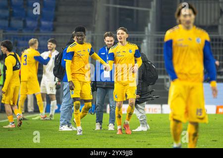 Basel, Schweiz. Dezember 2024. Basel, Schweiz, 14. Dezember 2024: Adama Bojang (25 GCZ) und Noah Persson (16 GCZ) jubeln zum Ende des Super League-Fußballspiels zwischen dem FC Basel 1893 und dem Grasshopper Club Zürich im St. Jakob-Park in Basel, Schweiz. Philipp Kresnik (Philipp Kresnik/SPP) Credit: SPP Sport Press Photo. /Alamy Live News Stockfoto