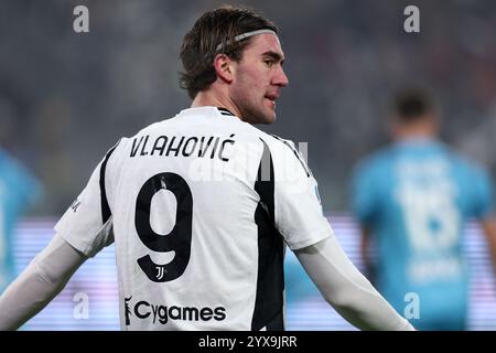 Turin, Italien. Dezember 2024. Dusan Vlahovic von Juventus FC sieht während des Spiels der Serie A zwischen Juventus FC und Venezia FC am 14. Dezember 2024 im Allianz Stadium in Turin, Italien, niedergeschlagen aus. Quelle: Marco Canoniero/Alamy Live News Stockfoto