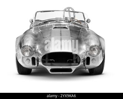 1967 Shelby Cobra AC Roadster 427 Retro-Sportwagen in reflektierenden Chrom finish, Vorderansicht auf weißem Hintergrund mit Beschneidungspfad isoliert Stockfoto