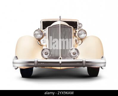 1935 Packard zwölf Coupe Roadster classic Vintage Luxus Auto Vorderansicht isolierten auf weißen Hintergrund mit Beschneidungspfad Stockfoto