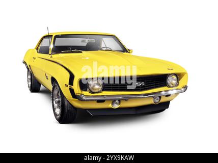 1969 Chevrolet Camaro SS Sportwagen-Klassiker Retro-Muscle-Car isoliert mit Beschneidungspfad auf weißem Hintergrund gelb Stockfoto