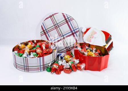 Zwei Weihnachtsbonbons wurden geöffnet, und etwas Süßigkeiten wurde herausgeschüttet. Stockfoto