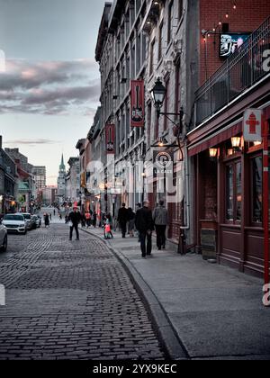 La Cage und andere Geschäfte und Restaurants in der historischen Straße der Rue St Paul in der Altstadt von Montreal, Quebec, Kanada am Abend. Rue Saint Paul Est, Vil Stockfoto