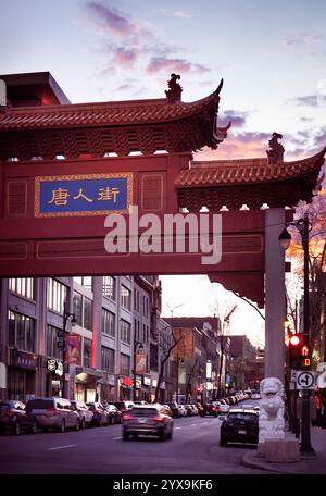 Chinatown Eingangstor am Boulevard Saint Laurent in der Altstadt von Montreal, Quebec, Kanada bei Sonnenuntergang. Boulevard Saint-Laurent, Ville de Montréal, Québec, Stockfoto