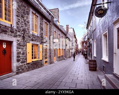 Ecogriffe, Amimoc und anderen Geschäften und Restaurants an der Rue du Petit Champlain Street im alten Quebec Stadt, Quebec, Kanada. Rue du Petit Champlain, Ville Stockfoto