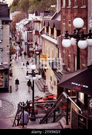 Geschäfte und Restaurants auf einer historischen Straße Rue du Petit Champlain in Quebec Altstadt, Ansicht von oben. Quebec, Kanada. Ville de Québec. Stockfoto