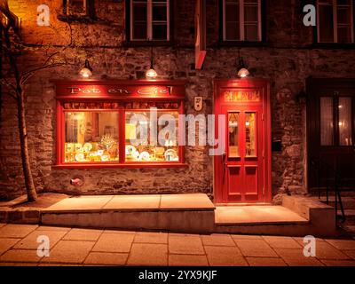 Beleuchtet bei Nacht Schaufenster Display Topf-En-Ciel Store auf Petit Champlain Straße in der Altstadt von Quebec, Kanada. Rue du Petit Champlain, Ville de Q Stockfoto