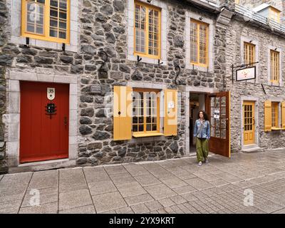 Junge Frau vor die Amimoc Native American Schuhgeschäft auf Rue Petit Champlain historische Straße in Old Quebec City tagsüber, Kanada. Rue du Pet Stockfoto