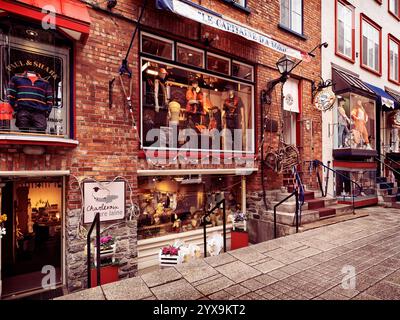 Le Capitaine d ' a Bord Mode Kleidung Shop front-Display auf einer historischen Straße Petit Champlain in alten Quebec Stadt, Quebec, Kanada. Rue du Petit-Champ Stockfoto