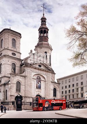 Quebec Touren roten Touristenbus vor Notre-Dame de Québec Basilika Kathedrale im alten Quebec Stadt, Quebec, Kanada. La Basilique-Cathédrale Notre-Damm Stockfoto