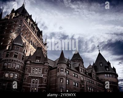 Niedrigen Winkel Ansicht des Fairmont Le Château Frontenac Burg Dächer in der Dämmerung mit dunklen Gewitterhimmel über Luxus grand Hotel Chateau Frontenac, National Stockfoto