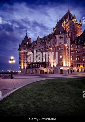 Künstlerische dramatische Foto von Fairmont Le Château Frontenac Schloss mit Straßenlaternen beleuchtet in der Nacht mit dramatischen Nlue Himmel, grand Hotel Chateau Fr Stockfoto