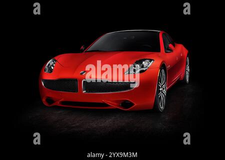 Rot 2018 Karma Revero Plug-in Hybrid Electric luxus Sports Sedan, Nachfolger von Fisker Karma Elektroauto. Auf schwarzem Hintergrund mit Clipping isoliert Stockfoto