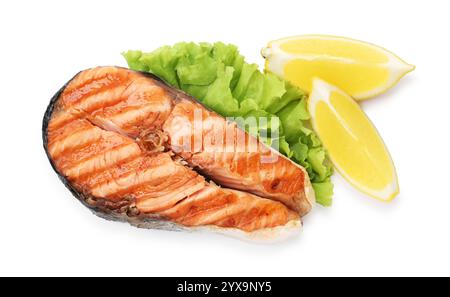 Leckeres gegrilltes Lachssteak mit Salat und Zitrone isoliert auf weiß, Blick von oben Stockfoto