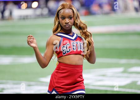 Atlanta, Georgia. Dezember 2024. Vor dem Cricket Celebration Bowl 2024 spielte das Jubelteam des Bundesstaates South Carolina im Mercedes Benz Stadium in Atlanta, Georgia. Jackson State besiegt South Carolina State mit 28:7. Cecil Copeland/CSM/Alamy Live News Stockfoto