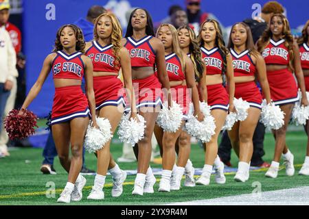 Atlanta, Georgia. Dezember 2024. Vor dem Cricket Celebration Bowl 2024 spielte das Jubelteam des Bundesstaates South Carolina im Mercedes Benz Stadium in Atlanta, Georgia. Jackson State besiegt South Carolina State mit 28:7. Cecil Copeland/CSM/Alamy Live News Stockfoto