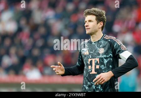 Mainz, Deutschland Dezember 2024. v.l.: Thomas Mueller (FC Bayern München, 25), 14.12.2024, Fussball, Bundesliga, 1. FSV Mainz 05 - FC Bayern München, GER, Mainz, Mewa Arena, DFL-VORSCHRIFTEN VERBIETEN JEDE VERWENDUNG VON FOTOGRAFIEN ALS BILDSEQUENZEN UND/ODER QUASI-VIDEO. Quelle: HMB Media/Alamy Live News Stockfoto