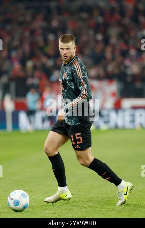 Mainz, Deutschland Dezember 2024. v.l.: Eric Dier (FC Bayern München, 15), 14.12.2024, Fussball, Bundesliga, 1. FSV Mainz 05 - FC Bayern München, GER, Mainz, Mewa Arena, DFL-VORSCHRIFTEN VERBIETEN JEDE VERWENDUNG VON FOTOGRAFIEN ALS BILDSEQUENZEN UND/ODER QUASI-VIDEO. Quelle: HMB Media/Alamy Live News Stockfoto