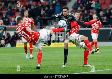 Mainz, Deutschland Dezember 2024. v.l.: Dominik Kohr (1.FSV Mainz 05, 31), Jamal Musiala (FC Bayern München, 42) und Stefan Bell (1.FSV Mainz 05, 16) 14.12.2024, Fussball, Bundesliga, 1. FSV Mainz 05 - FC Bayern München, GER, Mainz, Mewa Arena, DFL-VORSCHRIFTEN VERBIETEN DIE VERWENDUNG VON FOTOGRAFIEN ALS BILDSEQUENZEN UND/ODER QUASI-VIDEO. Quelle: HMB Media/Alamy Live News Stockfoto