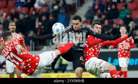 Mainz, Deutschland Dezember 2024. v.l.: Dominik Kohr (1.FSV Mainz 05, 31), Jamal Musiala (FC Bayern München, 42) und Stefan Bell (1.FSV Mainz 05, 16) 14.12.2024, Fussball, Bundesliga, 1. FSV Mainz 05 - FC Bayern München, GER, Mainz, Mewa Arena, DFL-VORSCHRIFTEN VERBIETEN DIE VERWENDUNG VON FOTOGRAFIEN ALS BILDSEQUENZEN UND/ODER QUASI-VIDEO. Quelle: HMB Media/Alamy Live News Stockfoto
