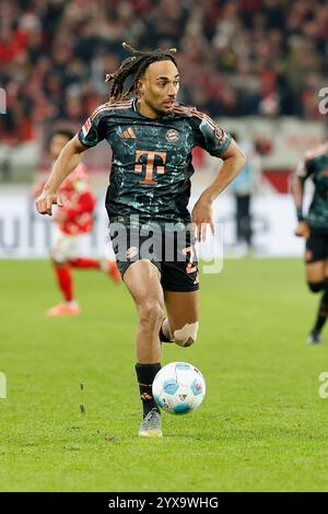 Mainz, Deutschland Dezember 2024. v.l.: Sacha Boey (FC Bayern München, 23), 14.12.2024, Fussball, Bundesliga, 1. FSV Mainz 05 - FC Bayern München, GER, Mainz, Mewa Arena, DFL-VORSCHRIFTEN VERBIETEN JEDE VERWENDUNG VON FOTOGRAFIEN ALS BILDSEQUENZEN UND/ODER QUASI-VIDEO. Quelle: HMB Media/Alamy Live News Stockfoto