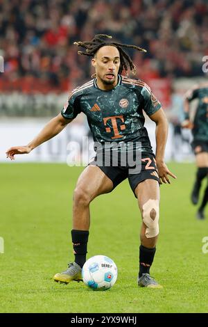 Mainz, Deutschland Dezember 2024. v.l.: Sacha Boey (FC Bayern München, 23), 14.12.2024, Fussball, Bundesliga, 1. FSV Mainz 05 - FC Bayern München, GER, Mainz, Mewa Arena, DFL-VORSCHRIFTEN VERBIETEN JEDE VERWENDUNG VON FOTOGRAFIEN ALS BILDSEQUENZEN UND/ODER QUASI-VIDEO. Quelle: HMB Media/Alamy Live News Stockfoto