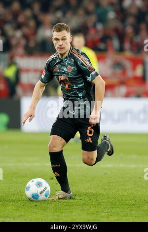 Mainz, Deutschland Dezember 2024. v.l.: Joshua Kimmich (FC Bayern München, 6), 14.12.2024, Fussball, Bundesliga, 1. FSV Mainz 05 - FC Bayern München, GER, Mainz, Mewa Arena, DFL-VORSCHRIFTEN VERBIETEN JEDE VERWENDUNG VON FOTOGRAFIEN ALS BILDSEQUENZEN UND/ODER QUASI-VIDEO. Quelle: HMB Media/Alamy Live News Stockfoto