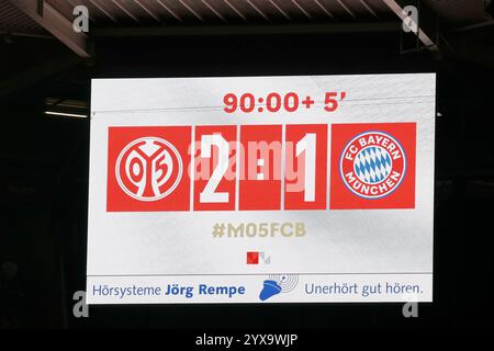 Mainz, Deutschland Dezember 2024. v.l.: Anzeigetafel, nach 90 Minuten. 14.12.2024, Fussball, Bundesliga, 1. FSV Mainz 05 - FC Bayern München, GER, Mainz, Mewa Arena, DFL-VORSCHRIFTEN VERBIETEN DIE VERWENDUNG VON FOTOGRAFIEN ALS BILDSEQUENZEN UND/ODER QUASI-VIDEO. Quelle: HMB Media/Alamy Live News Stockfoto