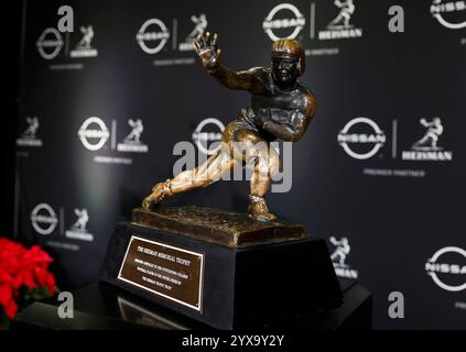 New York, Usa. Dezember 2024. Der Heisman Trophy Award wird nach einer Pressekonferenz im Marriott Marquis in New York City am Samstag, den 14. Dezember 2024, auf die Bühne gebracht. Foto: John Angelillo/UPI Credit: UPI/Alamy Live News Stockfoto