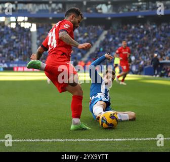 Sabadell, Barcelona, Spanien. Dezember 2024. BRIAN OLIVAN (Espanyol) und RUBEN GARCIA (Osasuna) kämpfen um den Ball während der La Liga EA Sports zwischen Espanyol und Osasuna im RCDE-Stadion in Barcelona. (Kreditbild: © Xavi Urgeles/ZUMA Press Wire) NUR REDAKTIONELLE VERWENDUNG! Nicht für kommerzielle ZWECKE! Stockfoto