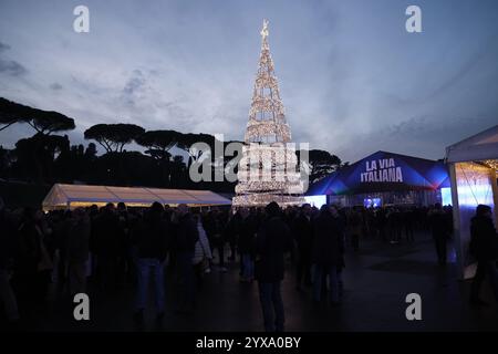 Rom, Italien. Dezember 2024. Rom, Italien 14.12.2024: Weihnachtsbaum während der politischen Veranstaltung der Regierungspartei Fratelli D'Italia, genannt Atreju 2024 im Circo Massimo in Rom Credit: Independent Photo Agency/Alamy Live News Stockfoto