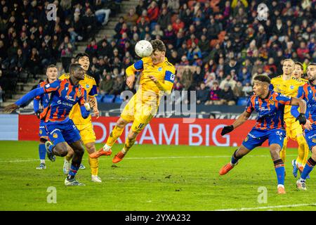 Basel, Schweiz. Dezember 2024. Basel, Schweiz, 14. Dezember 2024: Noah Persson (16 GCZ) leitet den Ball während des Super League-Fußballspiels zwischen dem FC Basel 1893 und dem Grasshopper Club Zürich im St. Jakob-Park in Basel. Philipp Kresnik (Philipp Kresnik/SPP) Credit: SPP Sport Press Photo. /Alamy Live News Stockfoto