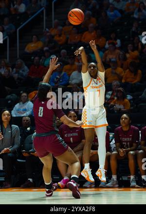 14. Dezember 2024: Samara Spencer #7 der Tennessee Lady Vols schießt den Ball über Aysia Hinton #0 der North Carolina Central Eagles während des NCAA Basketballspiels zwischen den University of Tennessee Lady Volunteers und den North Carolina Central Eagles in der Thompson Boling Arena in Knoxville, TN Tim Gangloff/CSM (Credit Image: © Cal Sport Media) Stockfoto