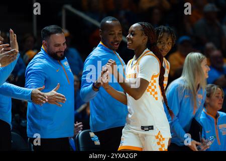 14. Dezember 2024: Samara Spencer #7 der Tennessee Lady Vols wird von Teamkameraden gratuliert, nachdem er einen Rekord für die meisten 3-Punkte-Schüsse in einem Spiel zwischen den University of Tennessee Lady Volunteers und den North Carolina Central Eagles in der Thompson Boling Arena in Knoxville, TN Tim Gangloff/CSM, aufgestellt hat Stockfoto