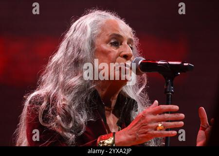 Sao Paulo, Brasilien. Dezember 2024. Die brasilianischen Sängerinnen und Geschwister Caetano Veloso und Maria Bethânia treten am Samstag, 12. Dezember 14/2024 auf dem Konzert ihrer Tour im Allianz Parque in der westlichen Region von São Paulo, Brasilien auf. Credit: Brazil Photo Press/Alamy Live News Stockfoto