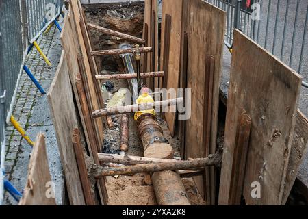 Bohrung für Versorgungsleitungen auf der Baustelle Stockfoto