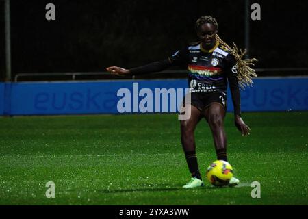 Zubieta, Gipuzkoa, Spanien - 14. Dezember 2024: Omorinsola Babajide macht einen langen Pass im Spiel Real Sociedad Women gegen Costa Adeje Teneriffa Women, Teil der spanischen Liga F, in Zubieta Z1. Quelle: Rubén Gil/Alamy Live News. Stockfoto
