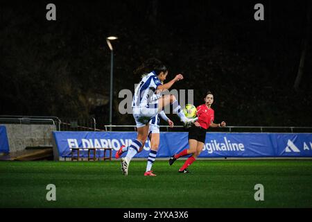 Zubieta, Gipuzkoa, Spanien - 14. Dezember 2024: Emma Ramírez kontrolliert den Ball im Spiel Real Sociedad Women vs Costa Adeje Teneriffa Women, Teil der spanischen Liga F, in Zubieta Z1. Quelle: Rubén Gil/Alamy Live News. Stockfoto
