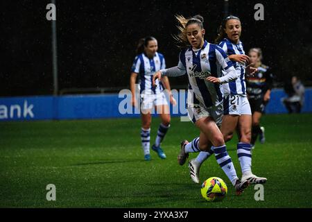 Zubieta, Gipuzkoa, Spanien - 14. Dezember 2024: Nahia Aparicio kontrolliert den Ball im Spiel Real Sociedad Women vs Costa Adeje Teneriffa Women, Teil der spanischen Liga F, in Zubieta Z1. Quelle: Rubén Gil/Alamy Live News. Stockfoto