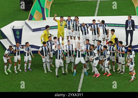 Doha, Katar. Dezember 2024. Die Spieler von C.F. Pachuca feiern ihren Sieg mit der Trophäe nach dem Elfmeterschießen während des FIFA Challenger Cup und des FIFA Intercontinental Cup Fußballspiels zwischen dem mexikanischen Pachuca und dem ägyptischen Al-Ahly am 14. Dezember im Stadion 974 in Doha (Katar). 2024. Foto: Ahmed Alsaidi/DiaEsportivo/Alamy Live News Credit: DiaEsportivo/Alamy Live News Stockfoto