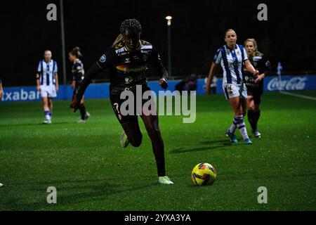 Zubieta, Gipuzkoa, Spanien - 14. Dezember 2024: Omorinsola Babajide dribbelte den Ball im Spiel Real Sociedad Women vs Costa Adeje Teneriffa Women, Teil der spanischen Liga F, in Zubieta Z1. Quelle: Rubén Gil/Alamy Live News. Stockfoto