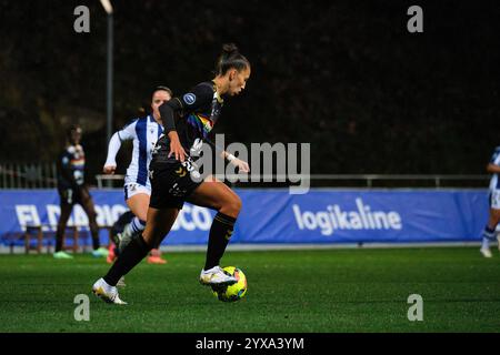 Zubieta, Gipuzkoa, Spanien - 14. Dezember 2024: Cinta Rodríguez dribbelte den Ball im Spiel Real Sociedad Women vs Costa Adeje Teneriffa Women, Teil der spanischen Liga F, in Zubieta Z1. Quelle: Rubén Gil/Alamy Live News. Stockfoto
