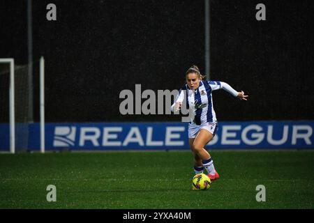 Zubieta, Gipuzkoa, Spanien - 14. Dezember 2024: Izarne Sarasola dribbelte den Ball im Spiel Real Sociedad Women vs Costa Adeje Teneriffa Women, Teil der spanischen Liga F, in Zubieta Z1. Quelle: Rubén Gil/Alamy Live News. Stockfoto